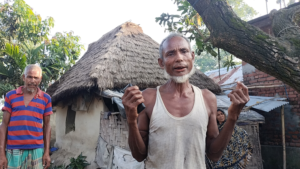 জমির দখল ফিরে পেল বৃদ্ধের পরিবার, ‘রাস্তাঘাটে মেরে ফেলার হুমকি দিচ্ছে’ প্রভাবশালীরা