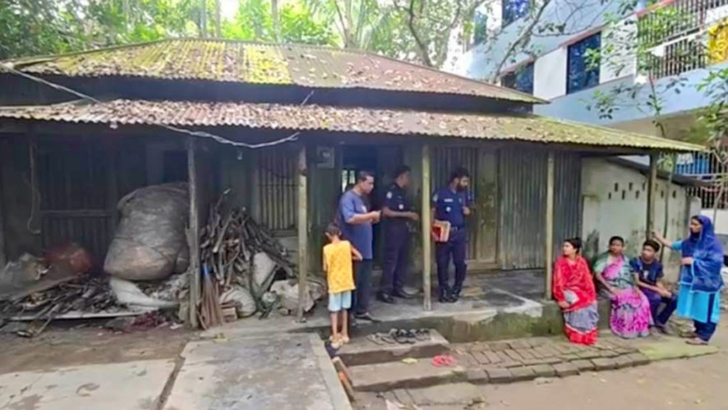 মানিকগঞ্জে ৯০ বছরের বৃদ্ধার গলায় বঁটির আঘাত, আশঙ্কাজনক অবস্থায় হাসপাতালে