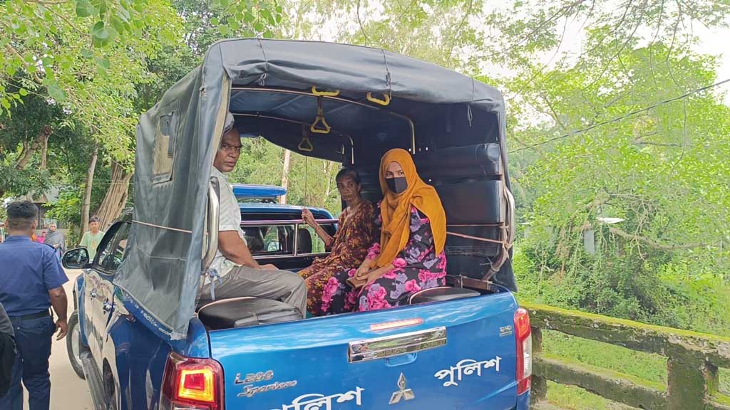 মানিকগঞ্জে বৃদ্ধাকে কুপিয়ে হত্যা, মেয়ে আটক