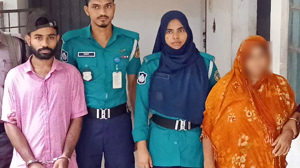 সম্পদ লুটের চেষ্টা: ভিক্ষুক পরিচয়ে ঘরে ঢুকে বৃদ্ধাকে কুপিয়ে জখম, মা-ছেলে গ্রেপ্তার