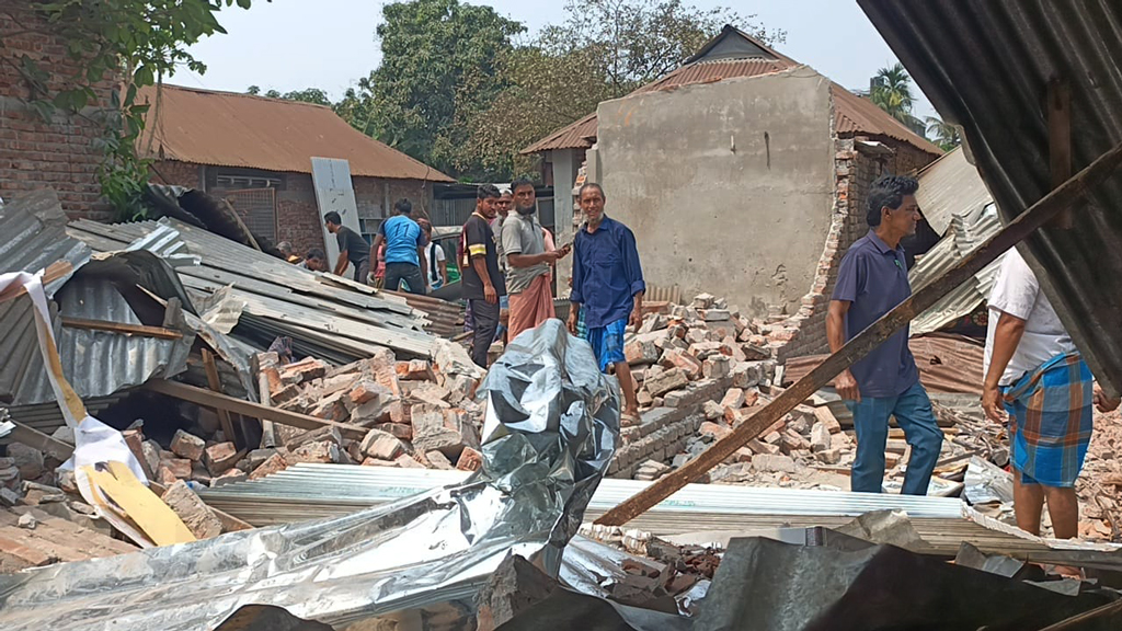কুমিল্লায় হোটেলের দেয়াল ধসে প্রাণ গেল বৃদ্ধের