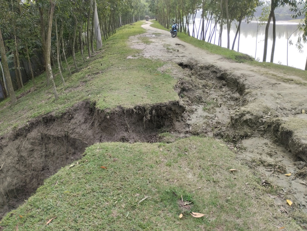 গাইবান্ধা শহররক্ষা বাঁধের ২৫ স্থানে ধস, উদ্বিগ্ন শহরবাসী