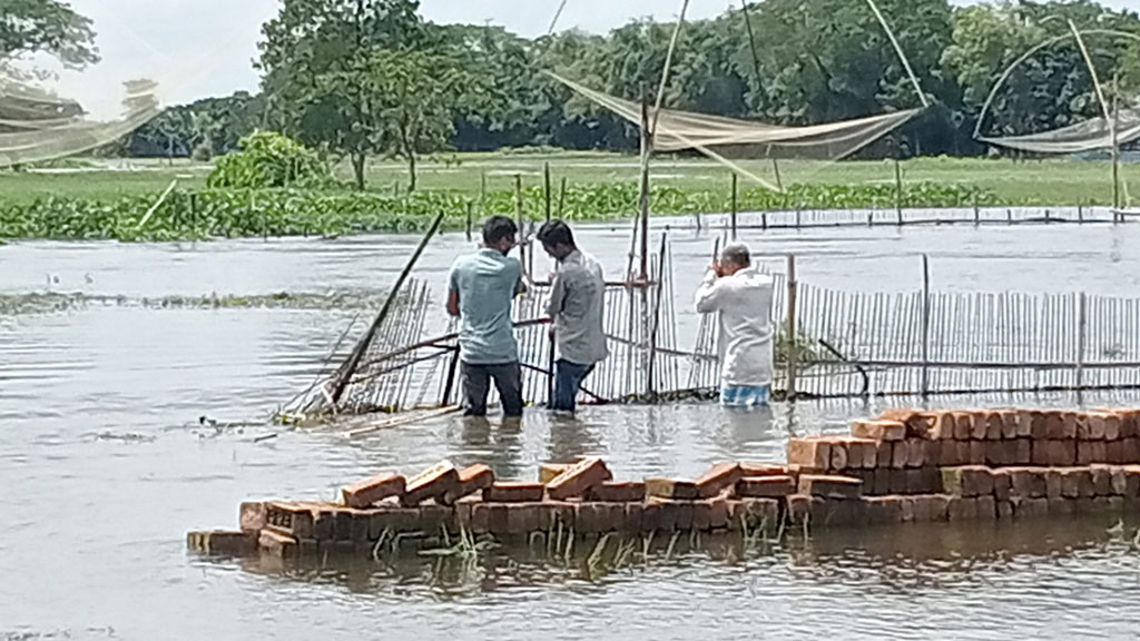 গ্রামবাসীর জমিতে জলাবদ্ধতা, বালুয়া নদীতে অবৈধ বাঁধ অপসারণ
