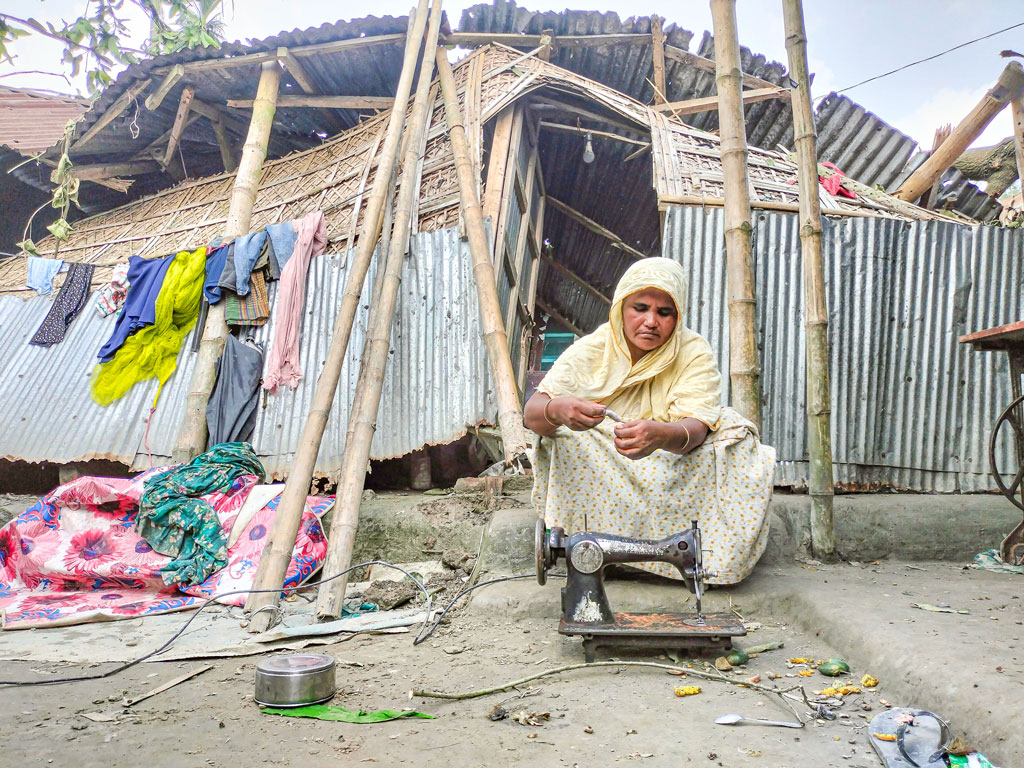 গঙ্গাচড়ায় ঘূর্ণিঝড়ের তাণ্ডব: ভেঙেছে বিধবার শেষ সম্বল সেলাই মেশিনটিও
