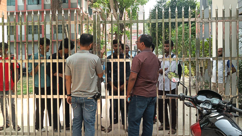 সাংস্কৃতিক অনুষ্ঠান বন্ধ, বদলগাছী কলেজ অধ্যক্ষের কক্ষে তালা দিয়েছেন শিক্ষার্থীরা