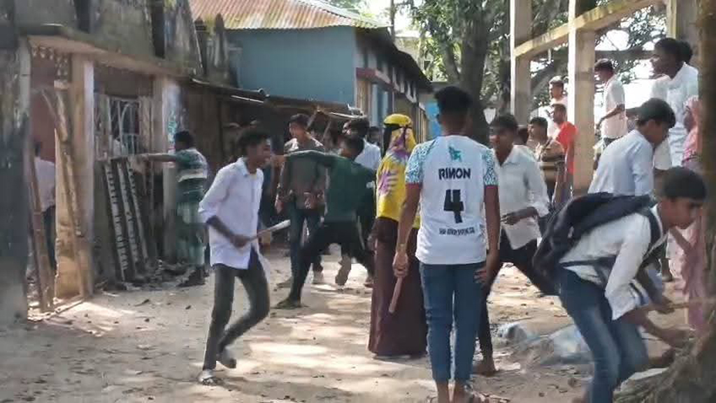 শিক্ষার্থীদের ধাওয়ার মুখে স্কুলে ঢুকতে পারলেন না সাবেক প্রধান শিক্ষক