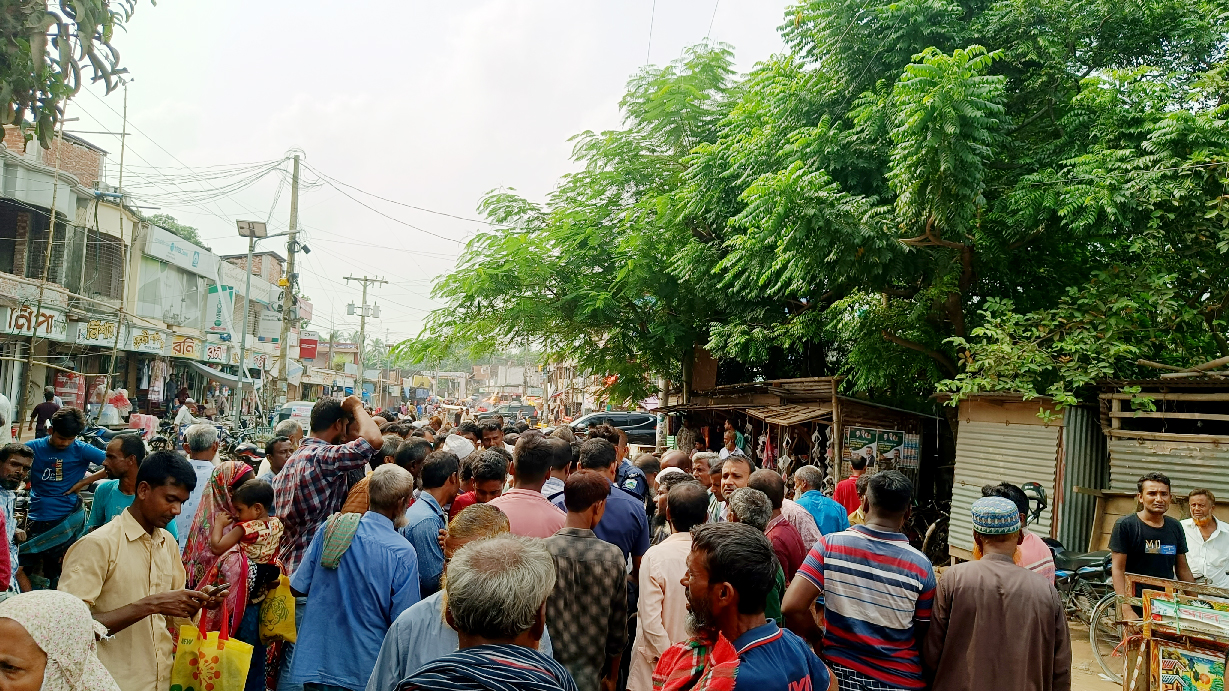ঘণ্টার পর ঘণ্টা লাইনে দাঁড়িয়েও মিলছে না চাহিদানুযায়ী সার, ভোগান্তিতে কৃষক