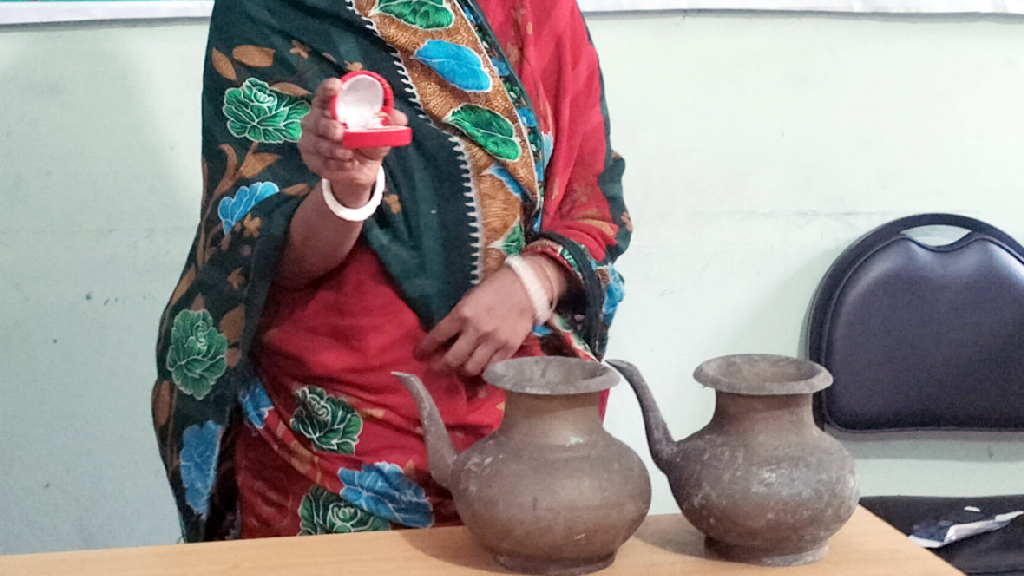 বদনা-গয়না ফিরে পেলেন সেই গৃহবধূ, দুজন বরখাস্ত