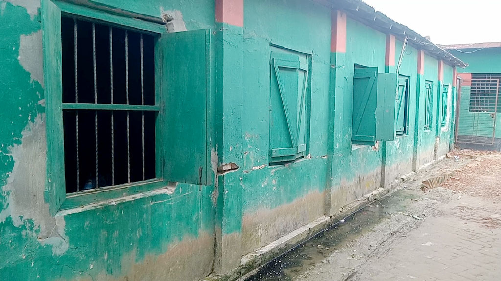 বিদ্যালয়ের জমিতে বাথরুমের নালা বানানোর অভিযোগ, প্রধান শিক্ষককে হুমকি