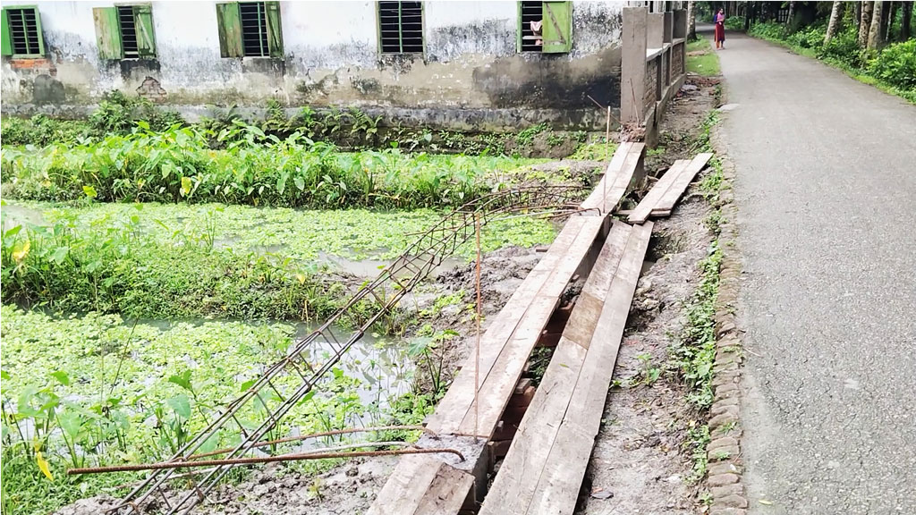 রাতের আঁধারে ভেঙে দেওয়া হলো স্কুলের নির্মাণাধীন সীমানাপ্রাচীর