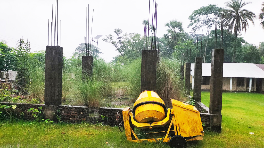 বিদ্যালয়ের নতুন ভবন: সাড়ে ৬ বছরে কলাম ছাড়া হয়নি কিছুই