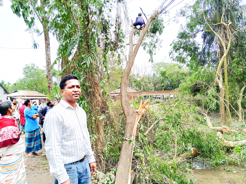 ‘বাতাসে’ বিদ্যুৎ-বিভ্রাট, ভোগান্তিতে গ্রাহক