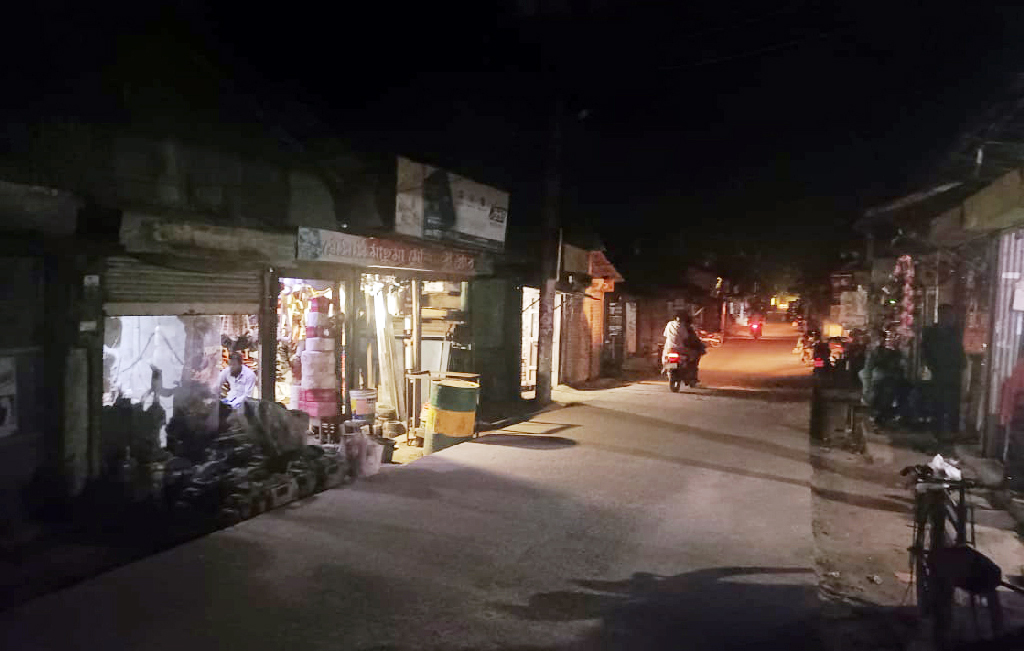 খুঁটি ভেঙে বিদ্যুৎহীন মেহেন্দীগঞ্জ, দুর্ভোগে বাসিন্দারা