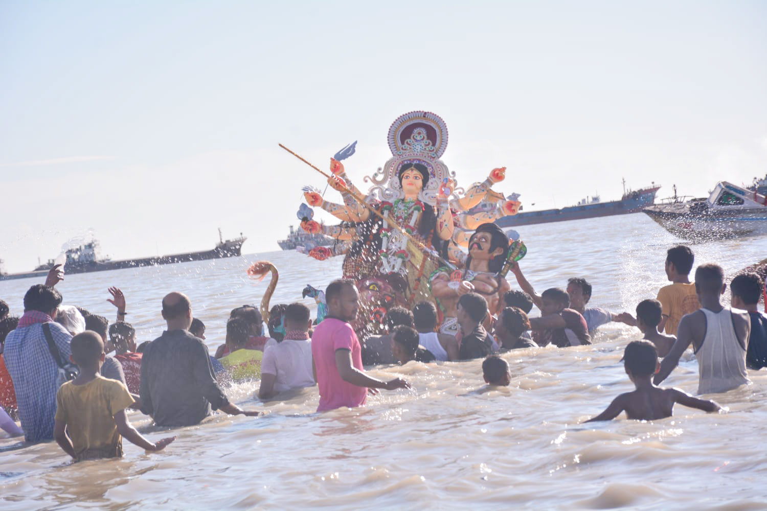 মহা ষষ্ঠীর মধ্য দিয়ে শুরু হয়ে দশমী তিথিতে প্রতিমা বিসর্জনের মধ্য দিয়ে শেষ হলো সনাতন ধর্মাবলম্বীদের সবচেয়ে বড় ধর্মীয় উৎসব শারদীয় দুর্গোৎসব। পতেঙ্গা সমুদ্র সৈকত, চট্টগ্রাম, ৫ অক্টোবর, ২০২২। ছবি: হেলাল সিকদার
