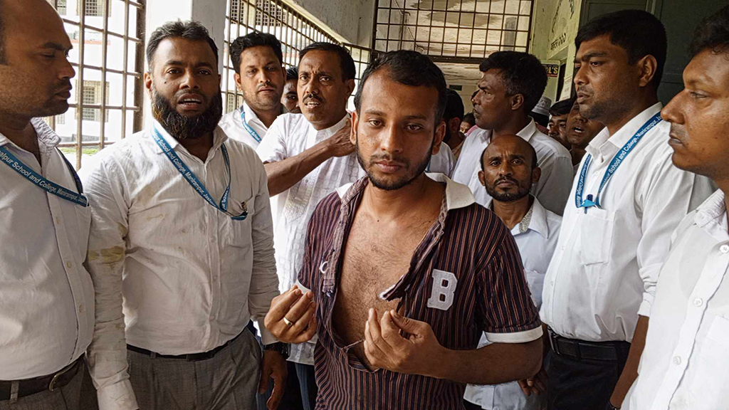 তদন্তে আসা শিক্ষা কর্মকর্তার সামনে অধ্যক্ষকে ডিম-জুতা নিক্ষেপ