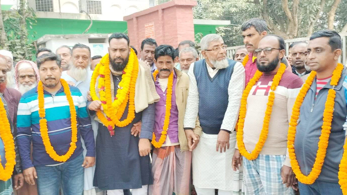জামিনে মুক্তি পাওয়া বিএনপির ১০ নেতা-কর্মীকে ফুলের মালা দিয়ে বরণ