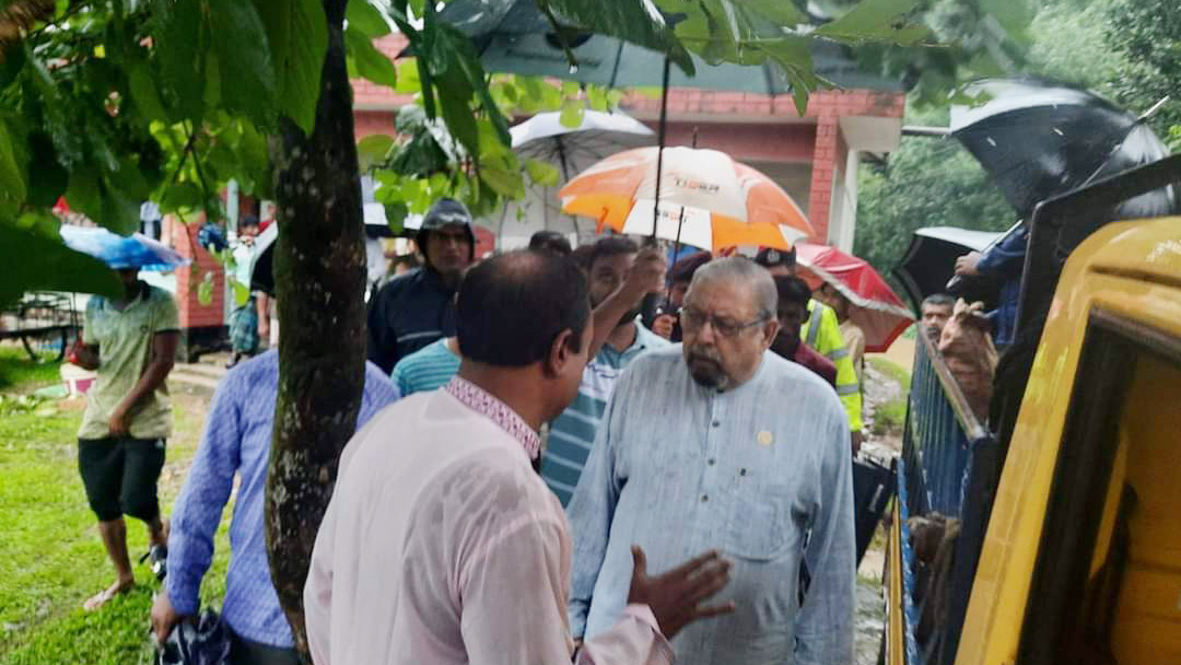 জৈন্তাপুরে বন্যার সার্বিক পরিস্থিতি পরিদর্শনে প্রবাসীকল্যাণ মন্ত্রী