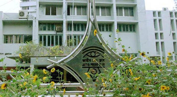 প্রেসক্লাবের সামনে গায়ে আগুন দিয়ে আত্মহত্যার চেষ্টা নারীর, নেপথ্যে জমির বিরোধ