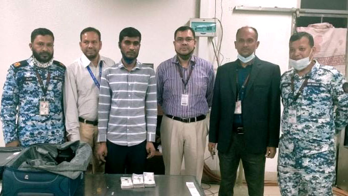 বিমানবন্দরে বৈদেশিক মুদ্রা পাচারকালে যাত্রী গ্রেপ্তার