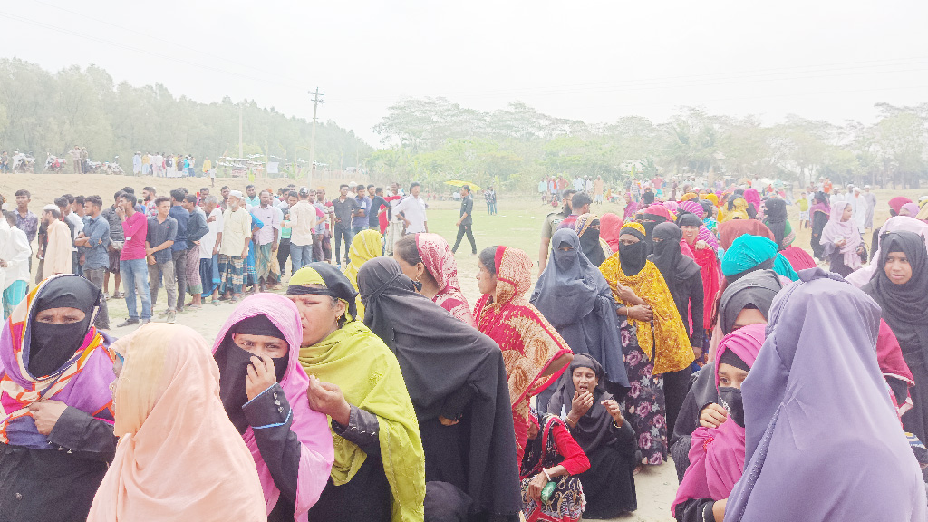 ইউপি নির্বাচন: ইভিএমের বিড়ম্বনায় নারীরা