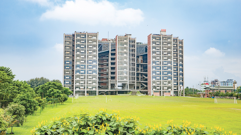 দেশেই কম খরচে আন্তর্জাতিক মানের শিক্ষা