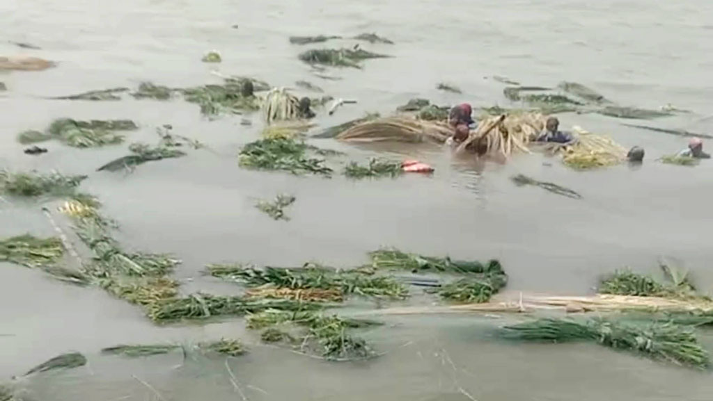 ধুনটে মাঝ যমুনায় নৌকাডুবি, ভাসমান ২১ যাত্রী উদ্ধার