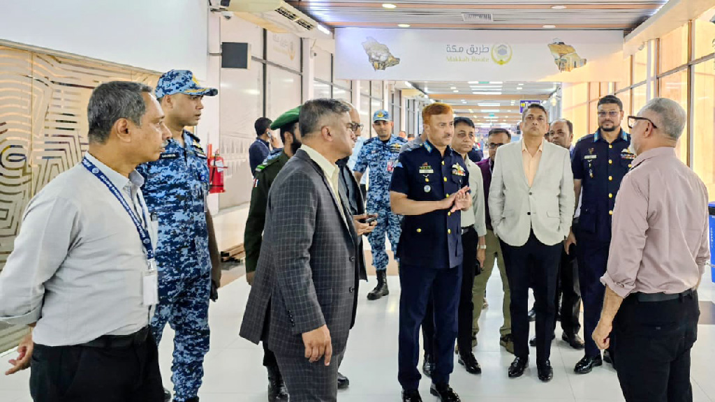 হজযাত্রার প্রস্তুতি দেখতে হজ ক্যাম্প-বিমানবন্দর পরিদর্শনে বেবিচক চেয়ারম্যান