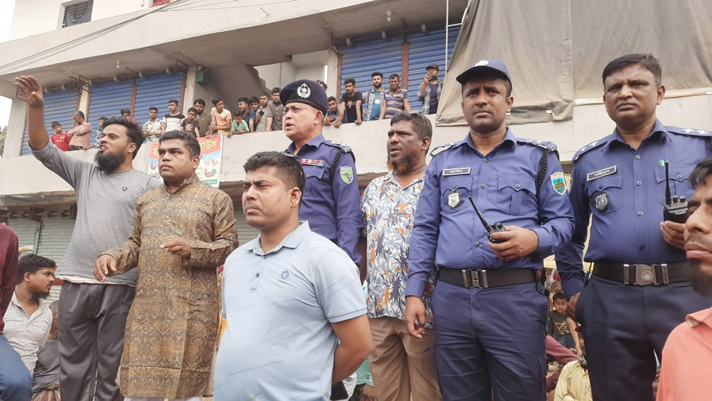 পুলিশের ধাওয়ায় পালাতে গিয়ে দুর্ঘটনা: প্রতিবাদে মহাসড়ক অবরোধ