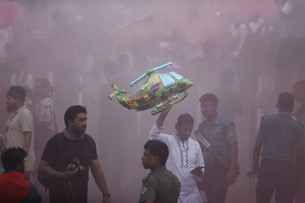 টানাটানিতে ফেটে গেল হাসিনার পলায়নের প্রতীকী হেলিকপ্টার