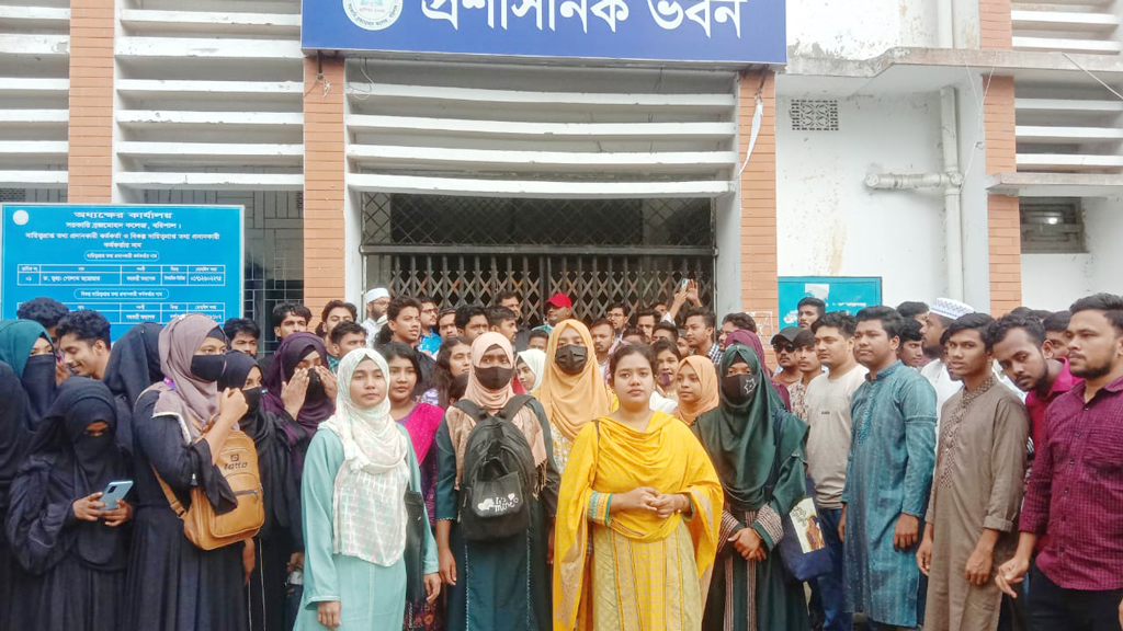 পাঁচ দফা দাবিতে বিএম কলেজ শাটডাউনের ডাক শিক্ষার্থীদের