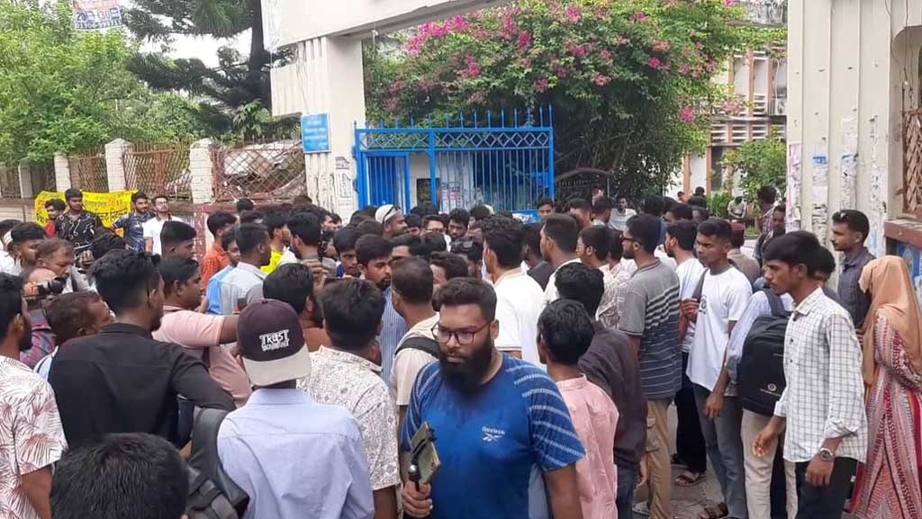 বিএম কলেজে ছাত্রদলের দুই পক্ষ মুখোমুখি, উত্তেজনা