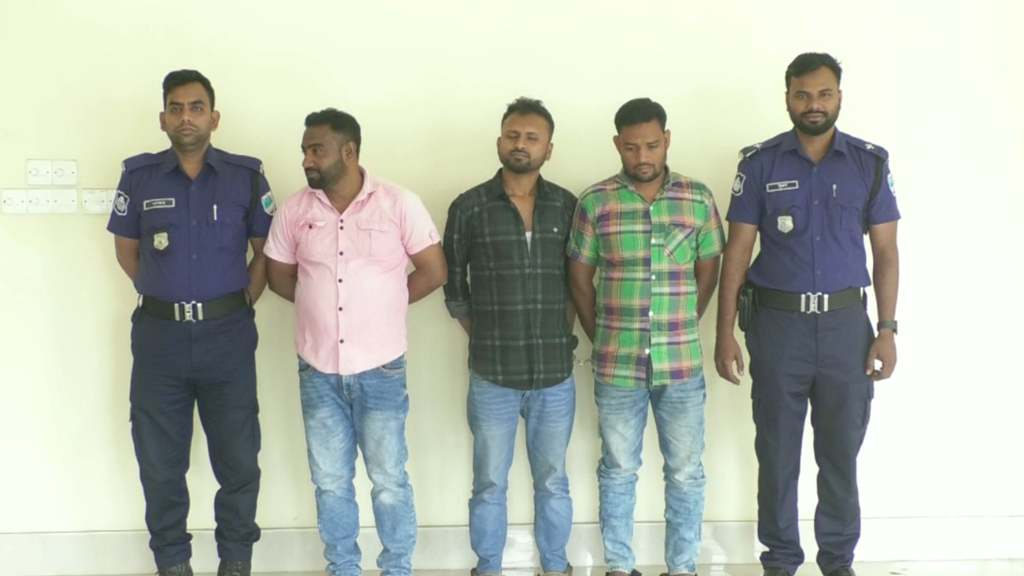 বেনাপোল বন্দরে পুলিশের ছত্রচ্ছায়ায় বেপরোয়া প্রতারক চক্র