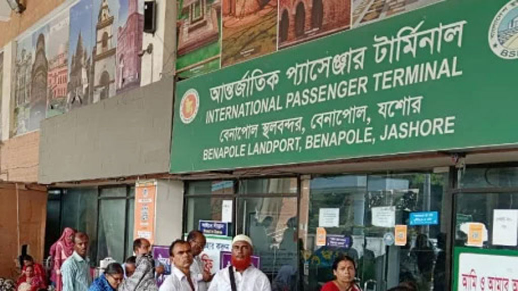 বেনাপোলে এক বছরে যাত্রী কমে অর্ধেক