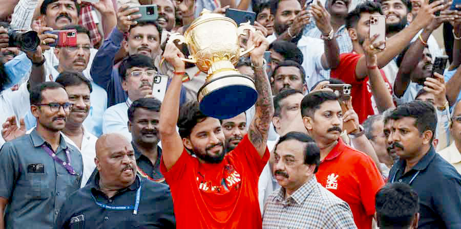 কোহলিদের জয়ের উৎসবে বিষাদের ছায়া, পদদলিত হয়ে নিহত ১১