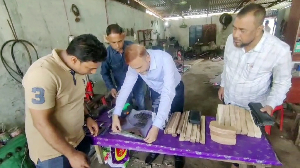লক্ষ্মীপুরে ওয়ার্কশপে অস্ত্র তৈরির কারখানা, পিস্তল ও সরঞ্জাম উদ্ধার