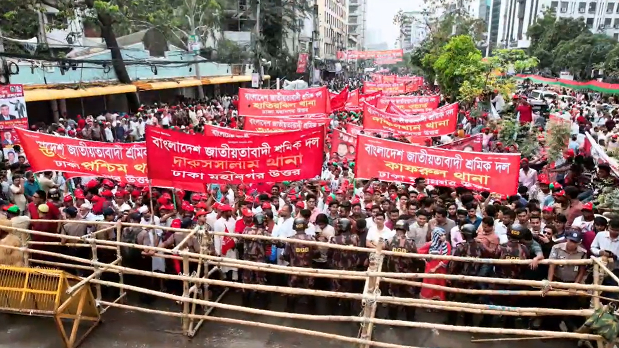 নয়াপল্টনে শ্রমিক দলের সমাবেশের প্রস্তুত মঞ্চ, আসছেন নেতা-কর্মীরা