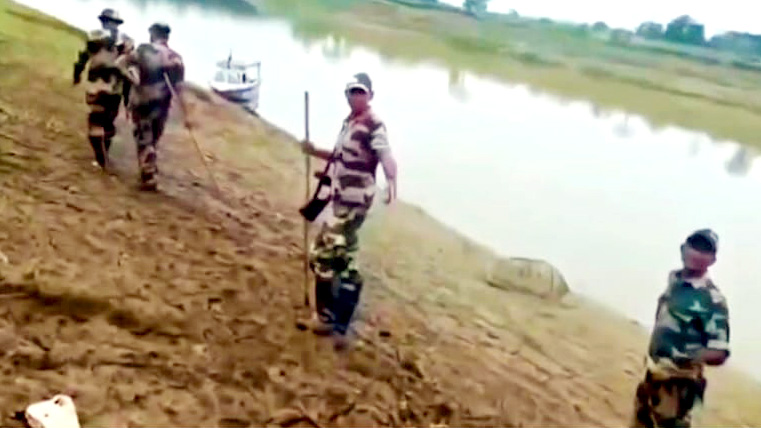 সিলেটের জকিগঞ্জ সীমান্তে ঢুকে বাঁশের খুঁটি উপড়ে ফেলল বিএসএফ, স্থানীয়দের প্রতিবাদ