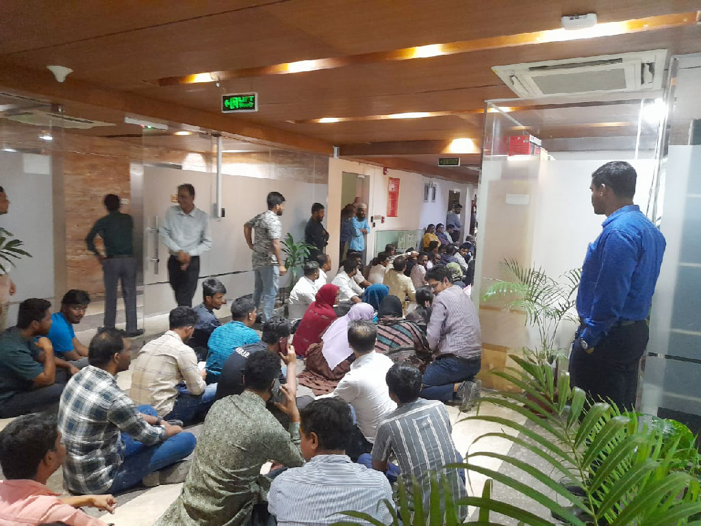 সেনাবাহিনীর পাহারায় বিএসইসি ছাড়েন চেয়ারম্যান-কমিশনাররা। ছবি: আজকের পত্রিকা