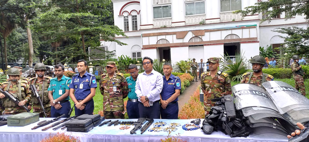 গাজীপুরে থানা থেকে খোয়া যাওয়া বিপুল অস্ত্র–সরঞ্জাম গুলি উদ্ধার করল সেনাবাহিনী