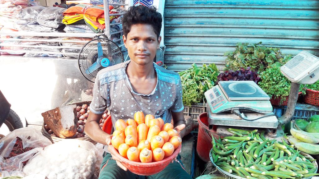 পেঁয়াজের ঝাঁজে নাকাল ক্রেতা