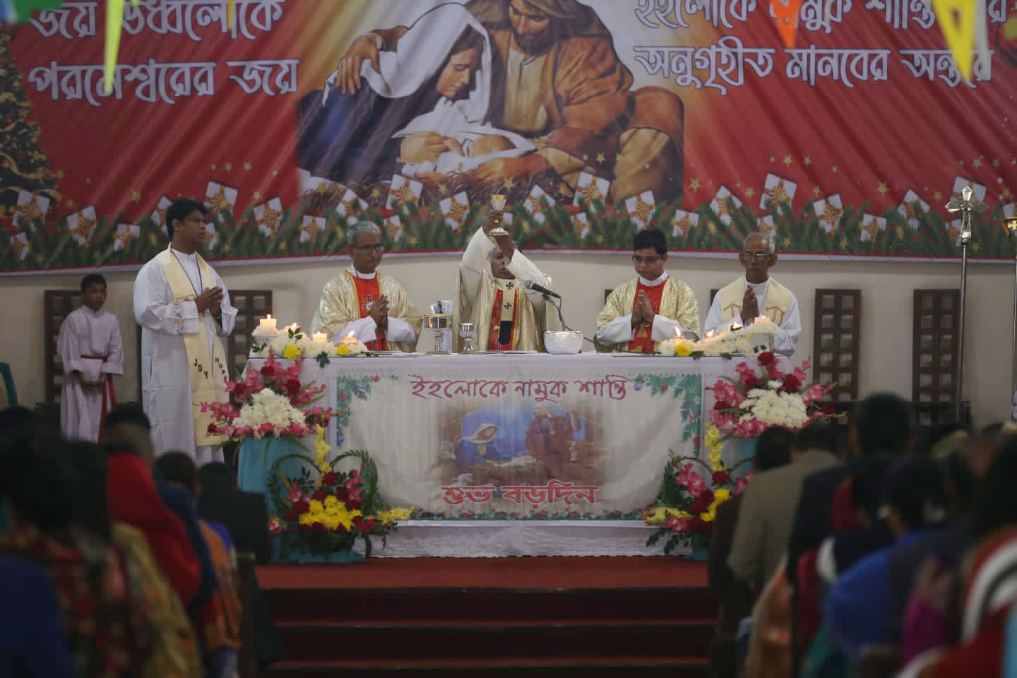 বড়দিন উপলক্ষে ধর্মযাজক প্রার্থনা করছেন। তেজগাঁও চার্জ, ঢাকা। ছবি: আজকের পত্রিকা