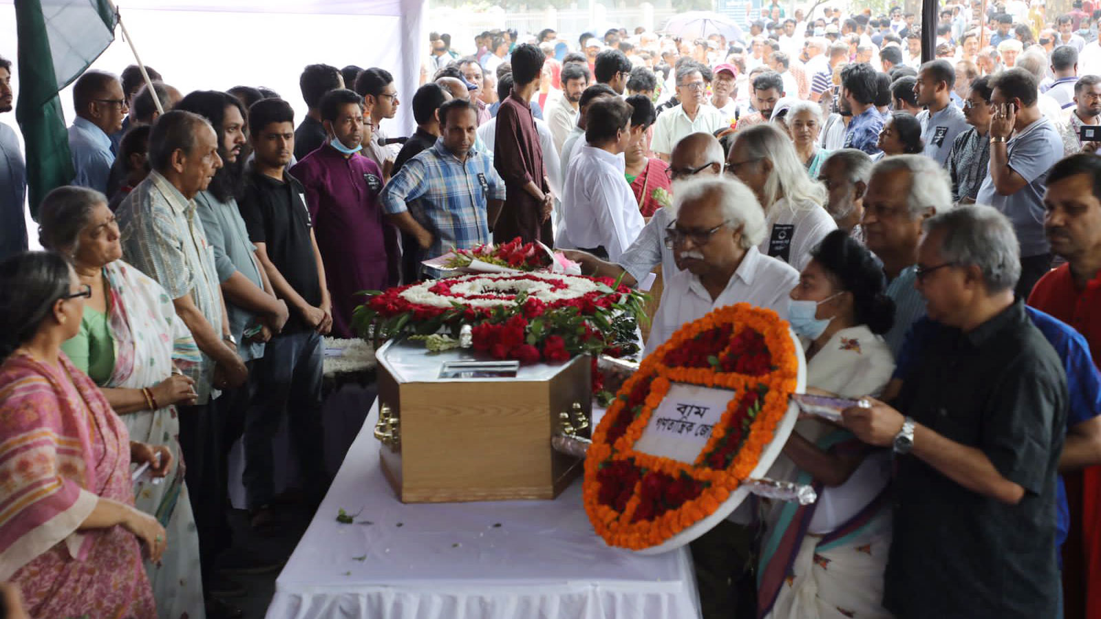 শহীদ মিনারে ডা. জাফরুল্লাহ চৌধুরীর প্রতি শ্রদ্ধা নিবেদন করে বাম গণতান্ত্রিক জোট।