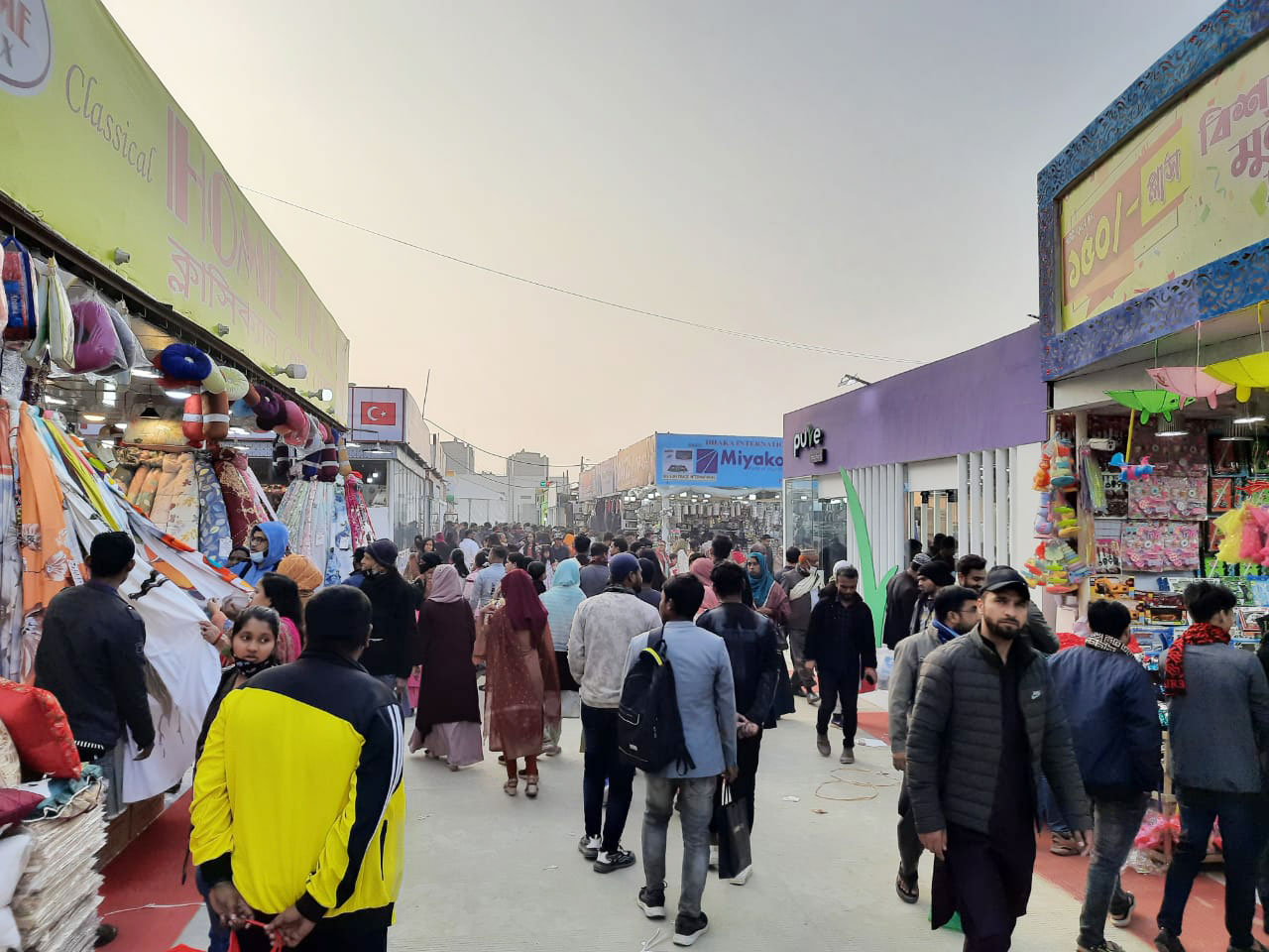 বাণিজ্য মেলায় ছুটির দিনে দর্শক বেশি, ক্রেতা কম