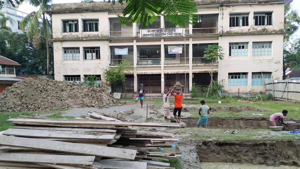 মাঠ নষ্ট করে ভবন নির্মাণ