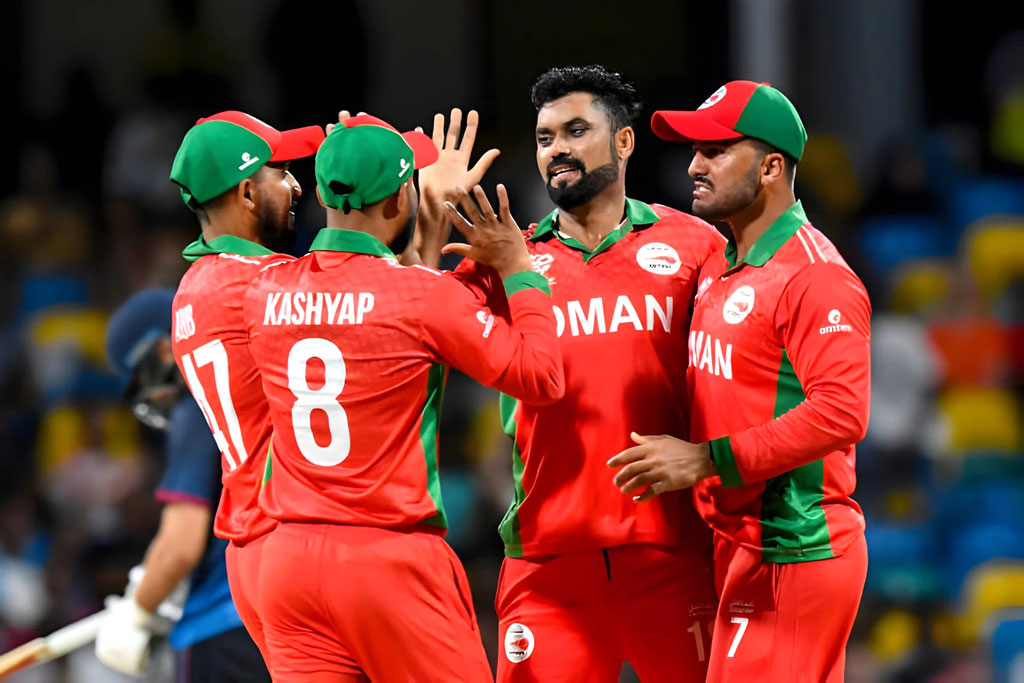 ব্যাটিংয়ে ধুঁকেছে নামিবিয়াও। ইনিংসের কোনো সময় তাদের রানরেট ৬ ছুঁতে পারেনি। উইকেট নেওয়ার পর উচ্ছ্বাস করতে দেখা গেছে ওমানের ক্রিকেটারদের। ছবি: এএফপি 