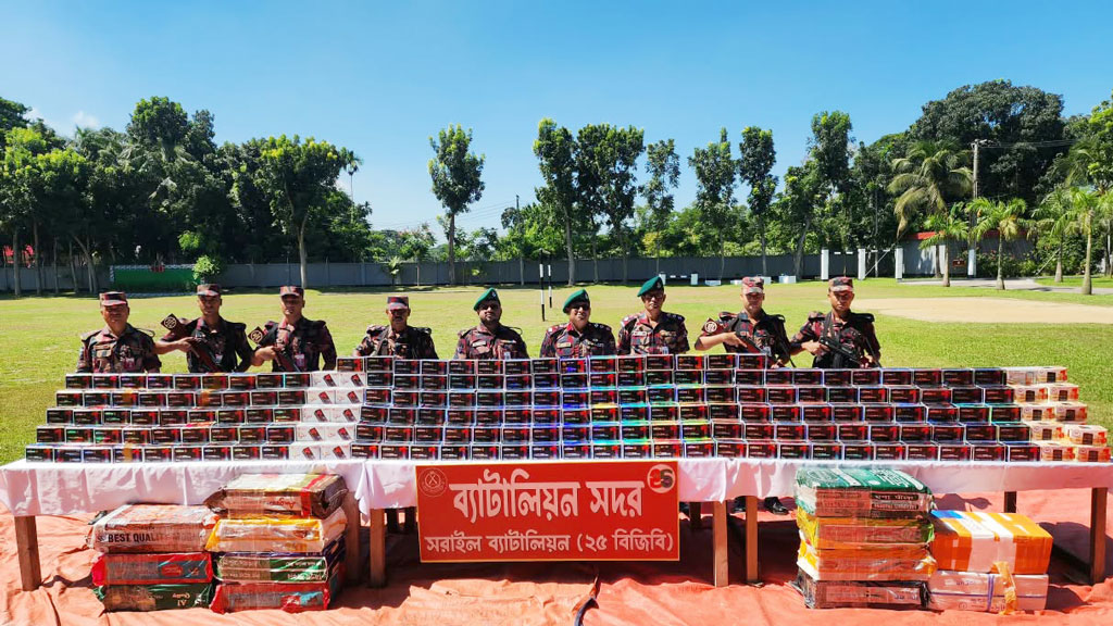 বিজয়নগর সীমান্তে ১৫ হাজার ভারতীয় স্মার্টফোনের ডিসপ্লে জব্দ