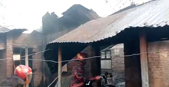গ্যাস সিলিন্ডার বিস্ফোরণে বাঘায় পুড়ল চার বাড়ি