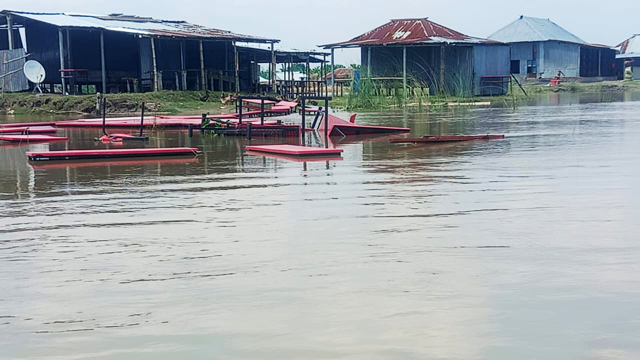 বাঘায় পানিবন্দী ২০ হাজার মানুষ, ৮ বিদ্যালয়ে অনির্দিষ্টকালের ছুটি