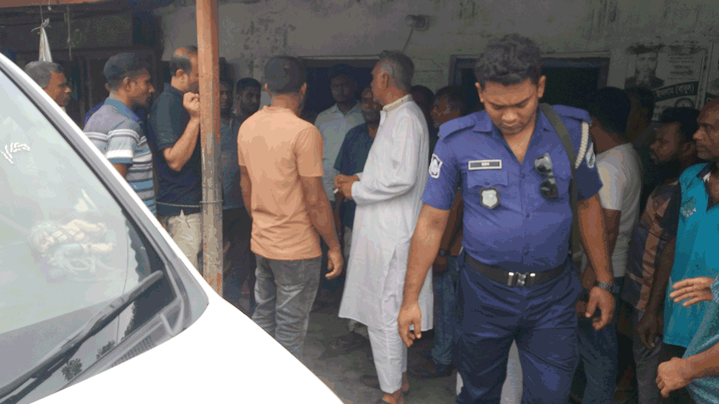 বাঘায় বিএনপির কার্যালয়ে দুর্বৃত্তের আগুন, পরিদর্শনে এমপি