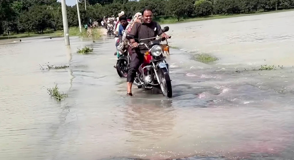 পদ্মার পানি বাড়ায় বাঘায় লোকালয়ে পানি, আতঙ্কে ১৫ চরের মানুষ